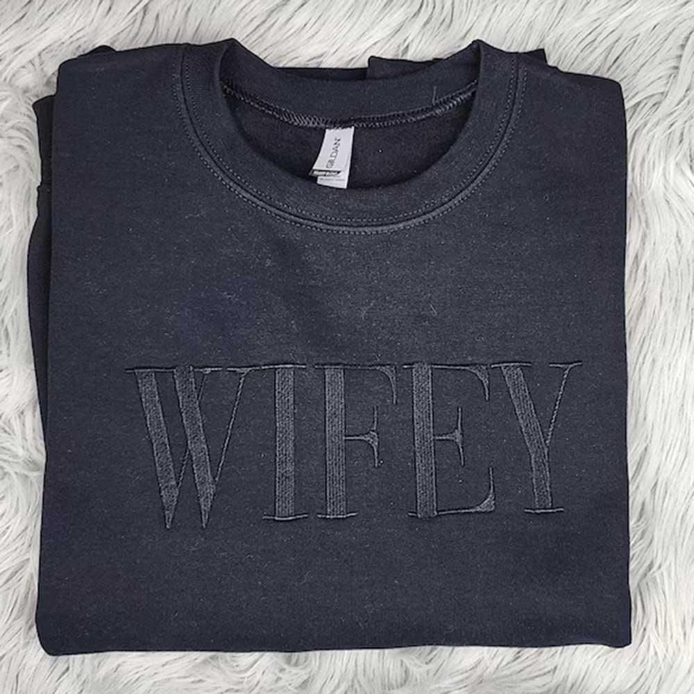 Embroidered “Wifey” Sweatshirt – Cozy Crewneck Perfect Gift for Her